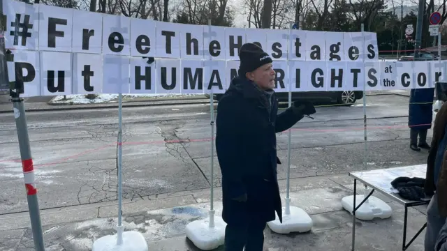 باری روزن در سومین روز اعتصاب در مقابل هتل کوبورگ وین