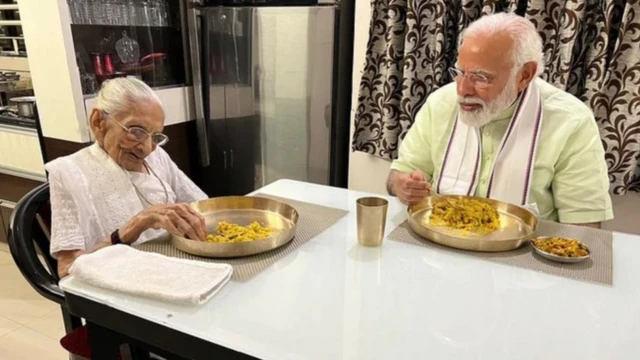 मां के साथ नरेंद्र मोदी