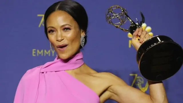 Тенді Ньютон з нагородою