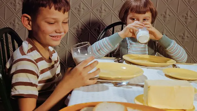 برای داشتن استخوان‌های قوی مهم این است که در دوران کودکی و جوانی به مقدار کافی کلسیم مصرف کنیم.