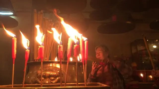Người Hong Kong làm lễ trong đền Văn Vũ, Hollywood Road