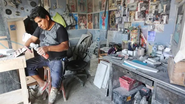 Un hombre trabaja en un taller.