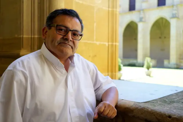 Sofiano Ayquipa Cabrera, sacerdote, en uno de los monasterios