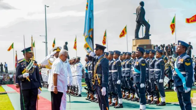 ராணுவ மரியாதையை ஏற்றும் கோட்டாபய