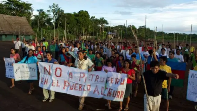 Manifestantes protestam no Peru contra expansão da exploração do petróleo amazônico