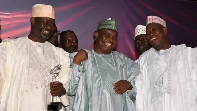 Gwamnan jihar Gombe Ibrahim Dankwanbo da Aminu Tambuwal na jihar Sakkawato da kuma Gwamnan jihar Kano Abdullahi Umar Ganduje a zauren taron ba da kyautukan yabo wanda jaridar New Telegraph ta shirya a jihar Legas ranar Asabar