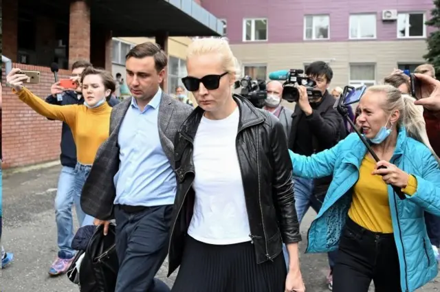 خانم ناوالنی برای دیدن همسرش در بیمارستان است هر چند که مقامات در ابتدا مانع از ورودش به بیمارستان شدند