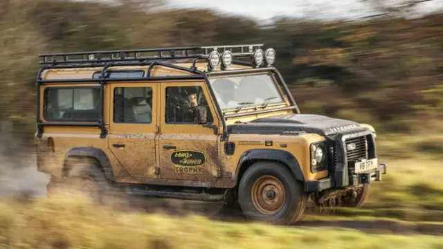 قیمت پایه ارزان‌ترین مدل لندرور دیفندر حدود ۲۷۰ هزار دلار است