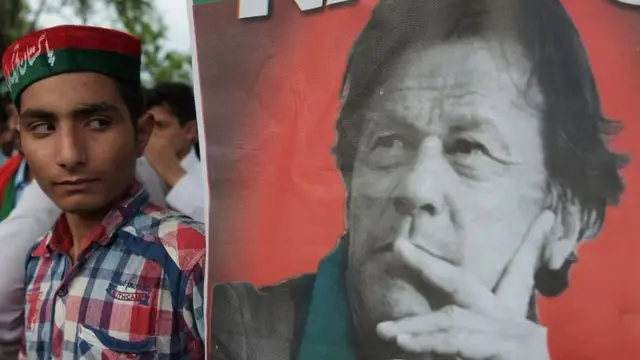 Imran Khan kemungkinan akan lebih menggantungkan diri pada pendukungnya, generasi muda, agar dapat terus berkuasa.