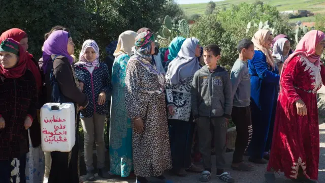 بيدون ماء مكتوب عليه: "عطشانين على الحكومة غضبانين"