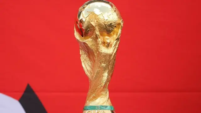 في مونديال 2018 يتنافس 32 فريقا في 63 مباراة قبل أن يتوج فريق واحد بكأس العالم