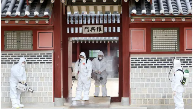 30일 오후 경기도 수원 화성행궁에서 팔달구 보건소와 장안구 보건소 관계자들이 신종 코로나바이러스 확산을 방지하기 위한 방역 작업을 하고 있다