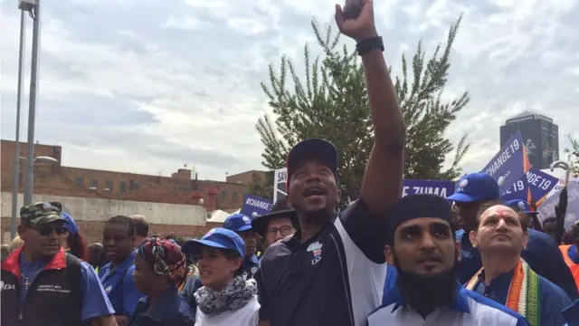 Mmusi Maimane, dirigeant de l'alliance démocratique en tête de cortège à Johannesburg