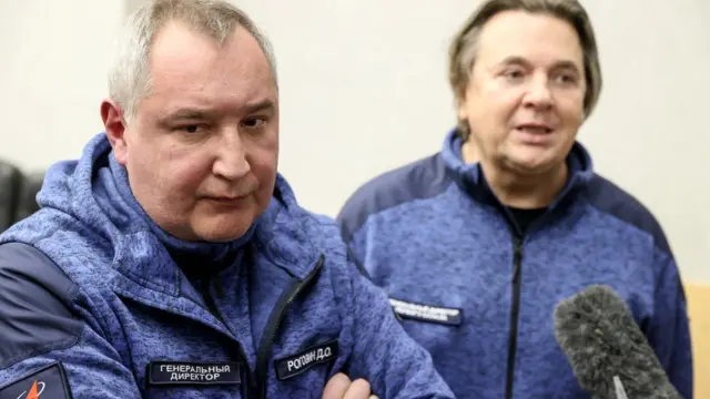Генеральный директор Первого канала Константин Эрнст и генеральный директор ГК "Роскосмос" Дмитрий Рогозин (слева направо) после заседания государственной комиссии по проведению летных испытаний пилотируемых космических комплексов