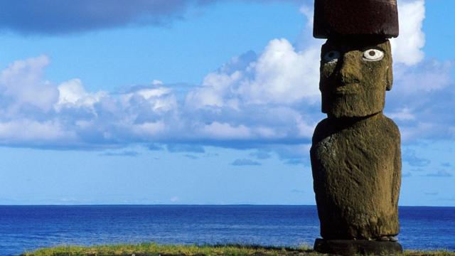 Estátua e mar da Ilha de Páscoa