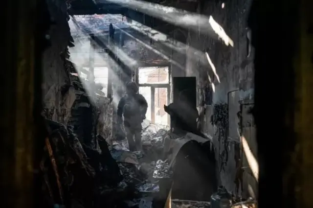 খারকিভে একটি ভবনে রকেট হামলার পর ভবনটির ভেতরের দৃশ্য - ১৫ই মার্চ ২০২২।