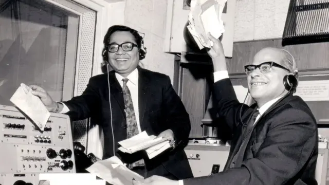 আশির দশকের কোন এক সময় সিরাজুর রহমান এবং কমল বোস চিঠি বাছাই করছেন।