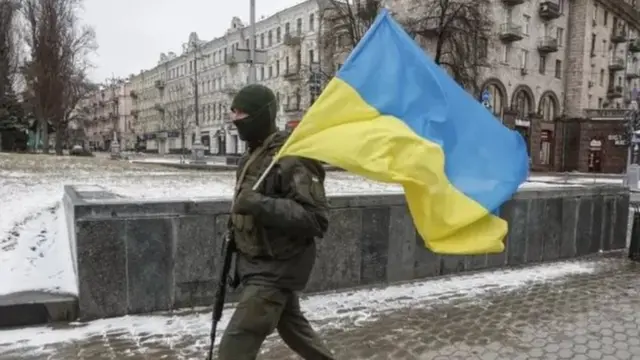 Tentara Ukraina di tengah kota Kyiv, Ukraina.