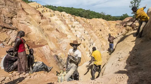 Mineurs d'or dans la mine d'or de Ndassima