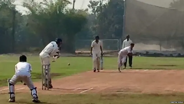 લાલ માટીની પીચની તસવીર