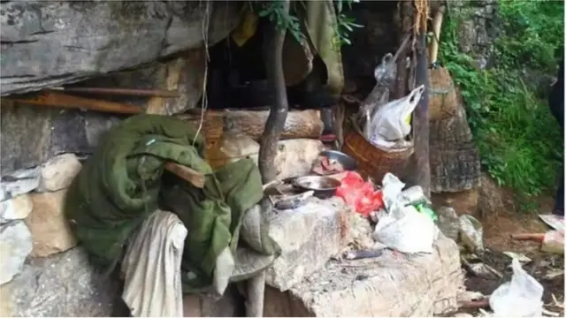 గుహ లోపల కేవలం 2 చదరపు మీటర్ల స్థలం మాత్రమే ఉంది.