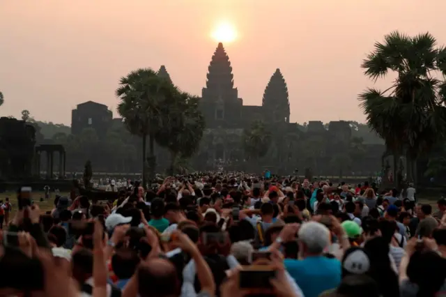 Imagem do nascer do sol no temploroda roletaAngkor Wat, no Camboja.