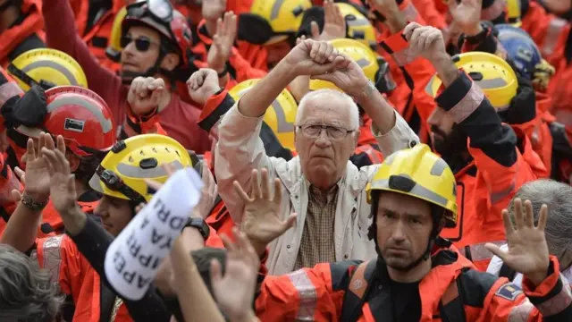 Поднятые руки на акции