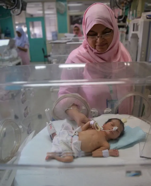 నెలల తక్కువ చిన్నారి