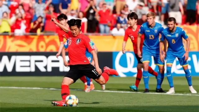 Лі Кан Ін забиває гол під час матчу
