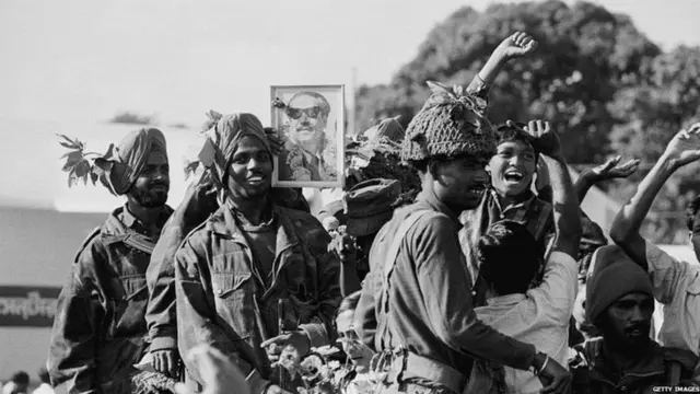 મુક્તિવાહિનીના નેતા મુજીબુરર્હમાનની તસવીર સાથે ભારતીય સૈનિકોનું સ્વાગત કરતા સ્થાનિક લોકો