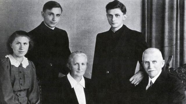 Семья Ратцингеров (Йозеф вверху справа)