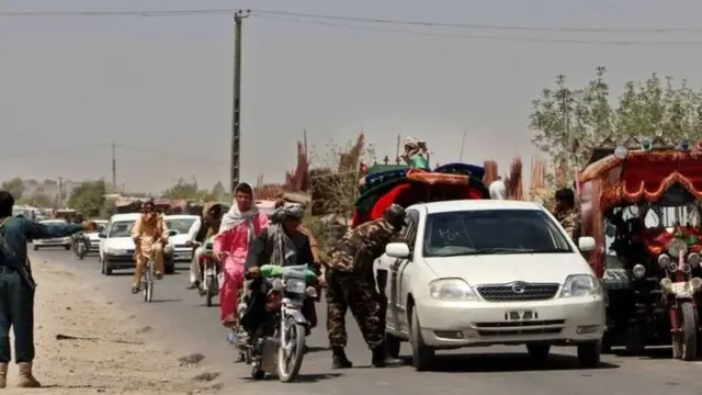 Maafia wa polisi wa Afghan wanawapekua raia wakati wa kuimatrisha usalama kufuatia vita vikali vilivyokuwa vikiendelea 2016
