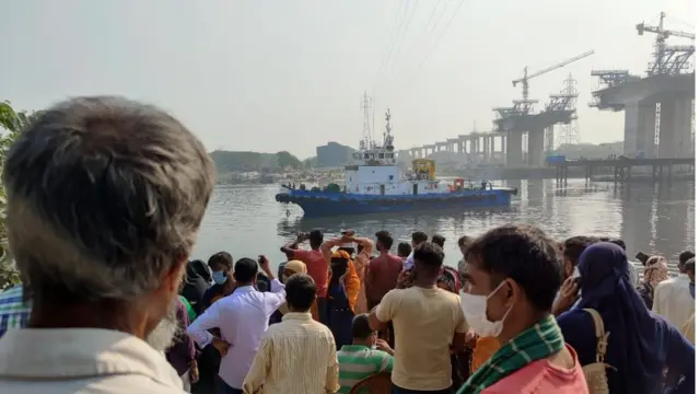 শীতলক্ষ্যা নদীতে কয়লাঘাট এলাকায় একটি নির্মাণাধীন সেতুর কাছে লঞ্চটি ডুবে যায়।