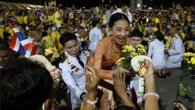 Thai Princess Bajrakitiyabha greets royalists during a public appearance of royal family members outside the Grand Palace in Bangkok, Thailand, 01 November 2020