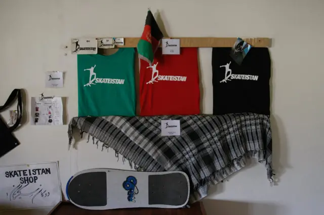 U okviru objekta nalazi se i mala prodavnica sa majicama u bojama nacionalne zastave i šemag ešarpe.