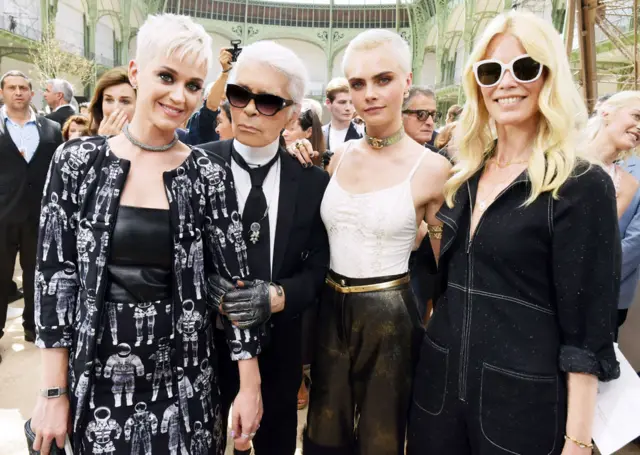 Keti Peri, Karl Lagerfeld, Kara Delevinj i Klaudija Šifer na Šanelovoj reviji jesen-zima 2017. godine u Parizu