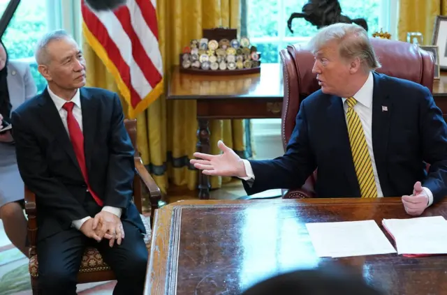 刘鹤在白宫椭圆形办公室的座位变化——以往两次接见刘鹤，特朗普都把他安排在自己对面，此次则不同以往地安排坐在自己的右手边，并排而坐