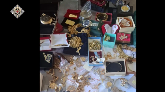 Драгоценности и часы, изъятые, согласно СГБ, во время обысков