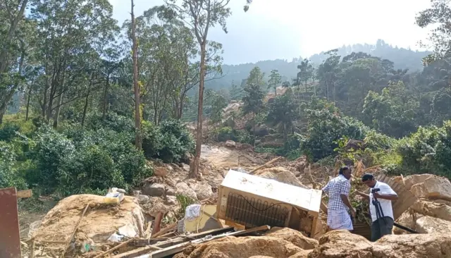 இலங்கை மண்சரிவு: சடலங்களை உறவினர்களே தேடி எடுக்கும் அவலம் - பிபிசி தமிழ் நேரில் கண்டவை