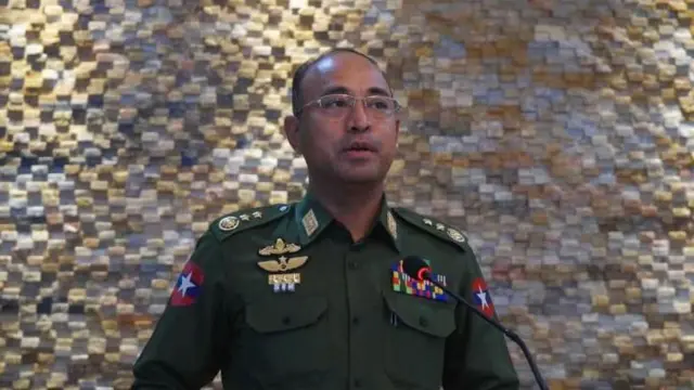 ရှမ်းပြည်နယ်ဝန်ကြီးချုပ် ဦးအောင်အောင်ကို သူအငြိမ်းစားမယူခင်က ဒုတိယဗိုလ်ချုပ်ကြီးယူနီဖောင်းနဲ့တွေ့ရစဥ်