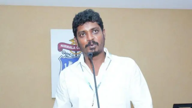 சில்லறை விலையைவிடக் கூடுதலாகப் பணம் பெறும் டாஸ்மாக் ஊழியர் மூன்றாவது முறையாகப் பிடிபட்டால் பணியில் இருந்து நீக்குவது என்ற புதிய நடைமுறை கொண்டு வரப்பட்டுள்ளது.
