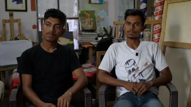 મોહમ્મદ શાહિદ અને મનીષ તેમના રૂમમાં