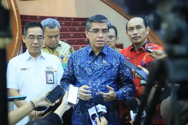 Menaker Yassierli mengeklaim formula baru penentuan UMP akan mengakomodasi putusan Mahkamah Konstitusi (MK) tahun 2024, termasuk pengembalian upah minimum sektoral (UMS) yang kembali wajib diberlakukan.