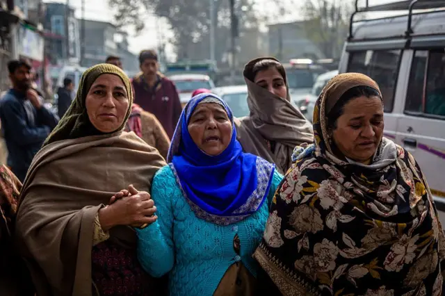ক্ষতিগ্রস্ত পরিবারের সদস্যরা। 