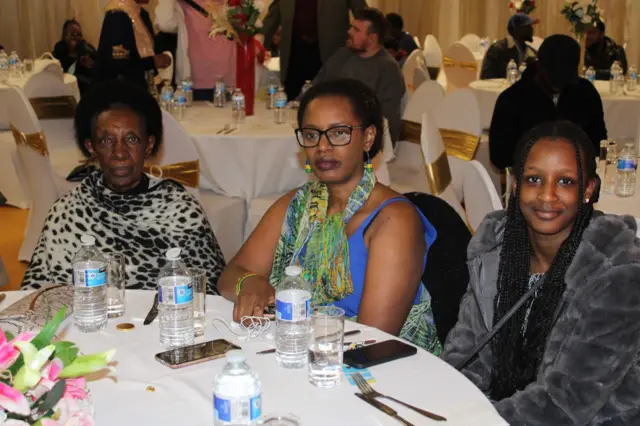 Umutakamakazi yicaranye ku mugeze n'umugore n'umwana 