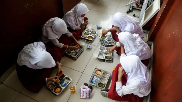 Sejumlah murid SD menyantap Makanan Bergizi Gratis di sekolah.