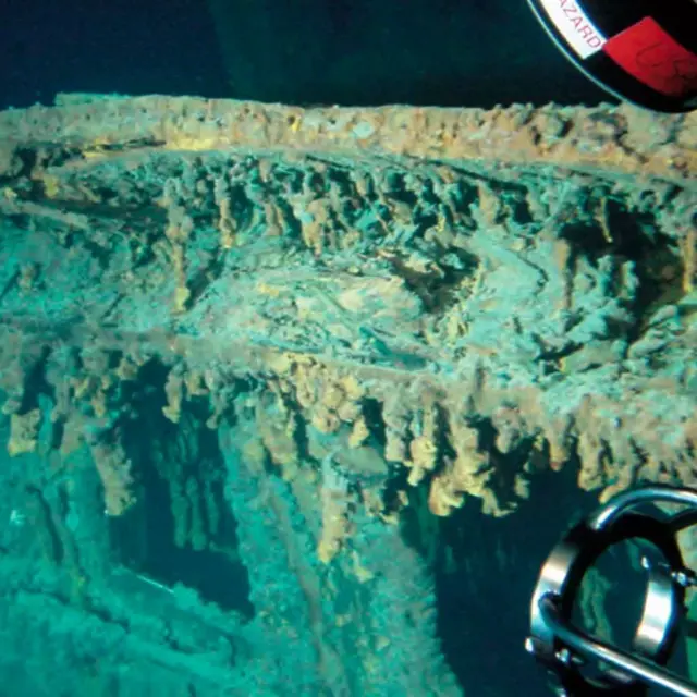 금속 구조물이 부식되면서 타이타닉 갑판이 무너지고 있다