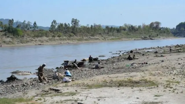 पाकिस्तानचा असा भाग जिथे पाण्यातून अवैधरित्या सोनं काढलं जातं