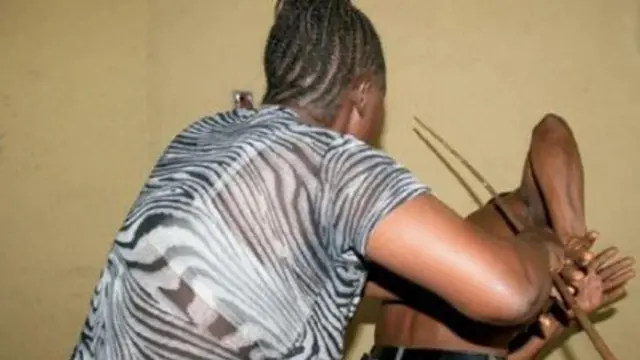 Aworan afihan Obinrin to n lu ọkọ won