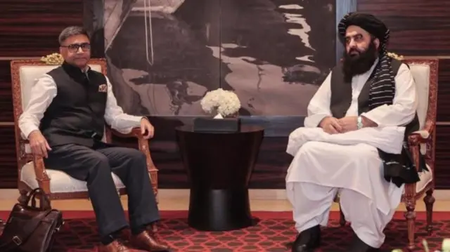 तालिबान के कार्यकारी विदेश मंत्री आमिर ख़ान मुत्ताक़ी और भारत के विदेश सचिव विक्रम मिसरी